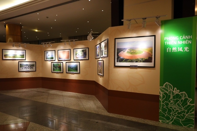 Lãnh đạo Việt Nam - Trung Quốc thăm triển lãm ảnh tại Hà Nội